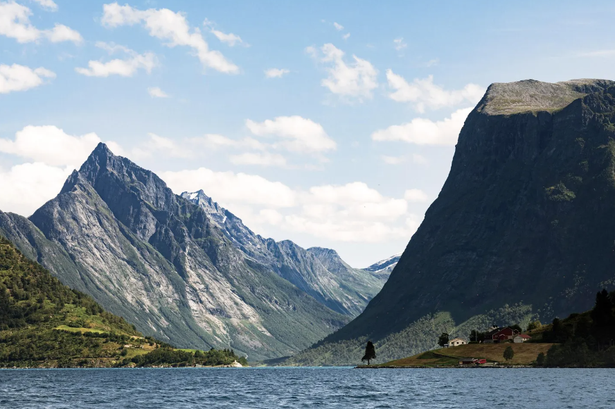 Visitor’s Guide to Norway | Roadtripping with Toby Midgen