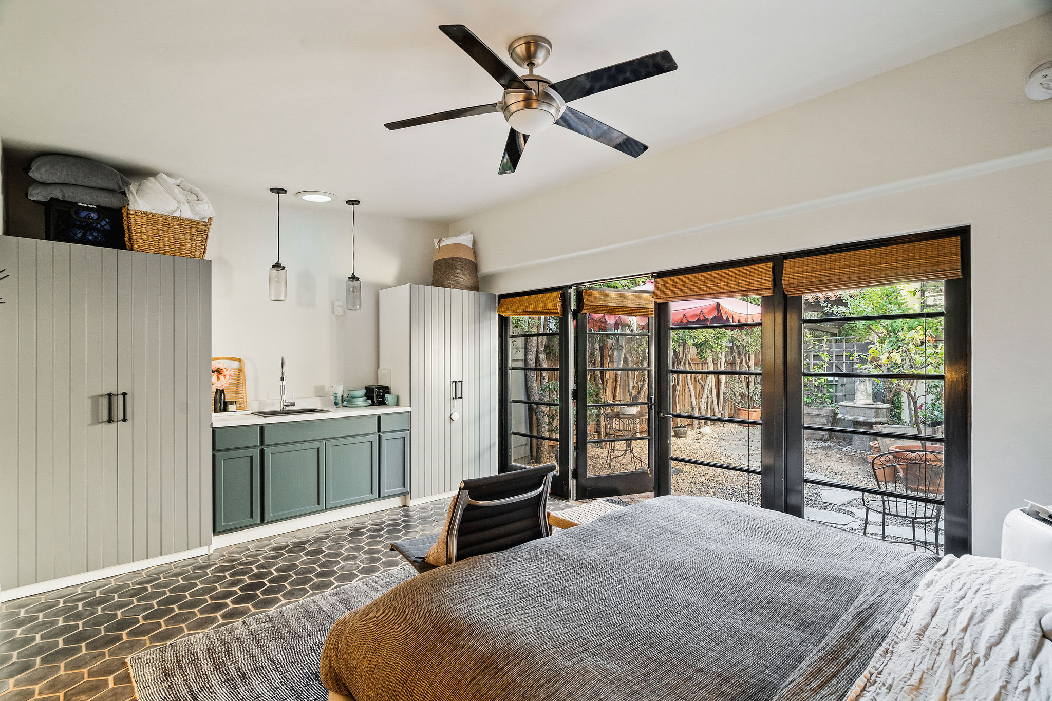 <?php the_title(); ?> - Gallery